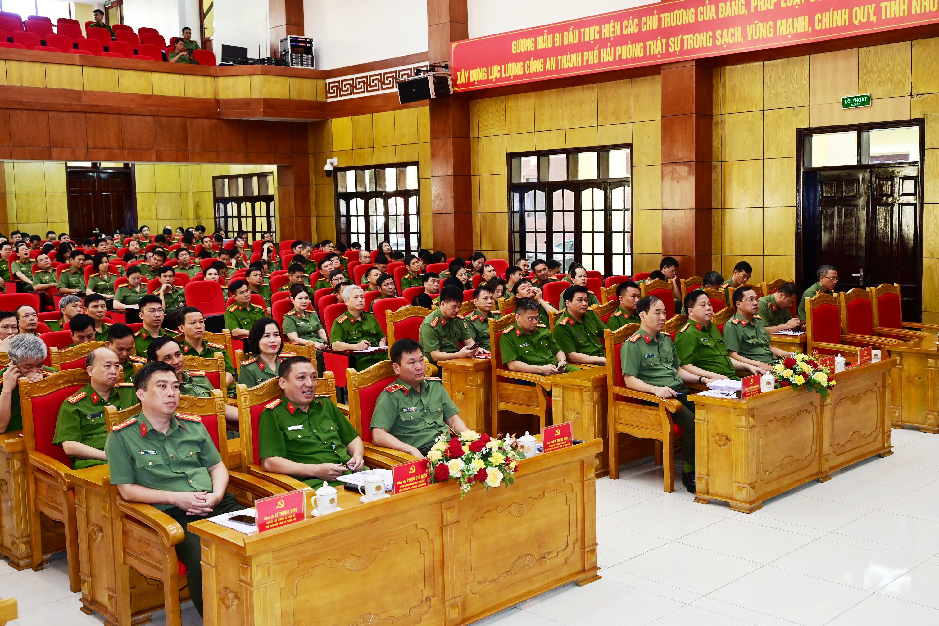 Thiếu tướng Bùi Quang Bình – Giám đốc CATP tham dự điểm cầu Hội nghị toàn quốc quán triệt, triển khai 4 Nghị quyết của Bộ Chính trị